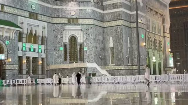 تلاوة عطِرة بصوت ياسر الدوسري تحت زخات المطر في الحرم ا