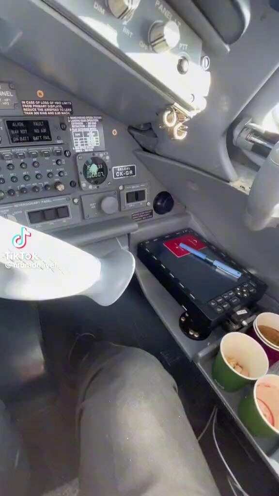كابتن طائرة يُشاركنا مشهد ساحر من قمرة القيادة